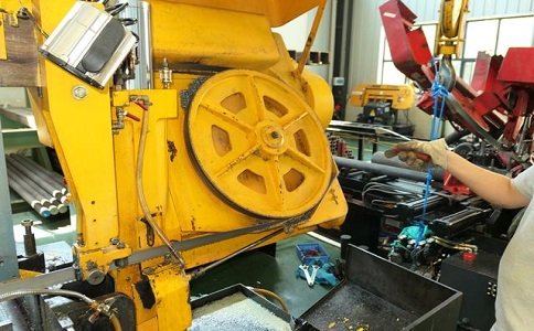 如何解决竹根滩镇卧式金属带锯床切削时出现的断带现象？